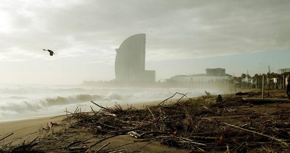 Una playa de la provincia de Barcelona  tras el paso del temporal Gloria/ EFE